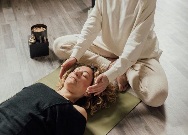 Gesund laufen – Frau erhält Kopfmassage zur Regeneration nach dem Laufen