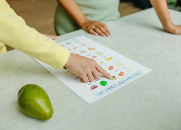 Sporternährung fürs Laufen – Ernährungsplan mit Avocado auf dem Tisch