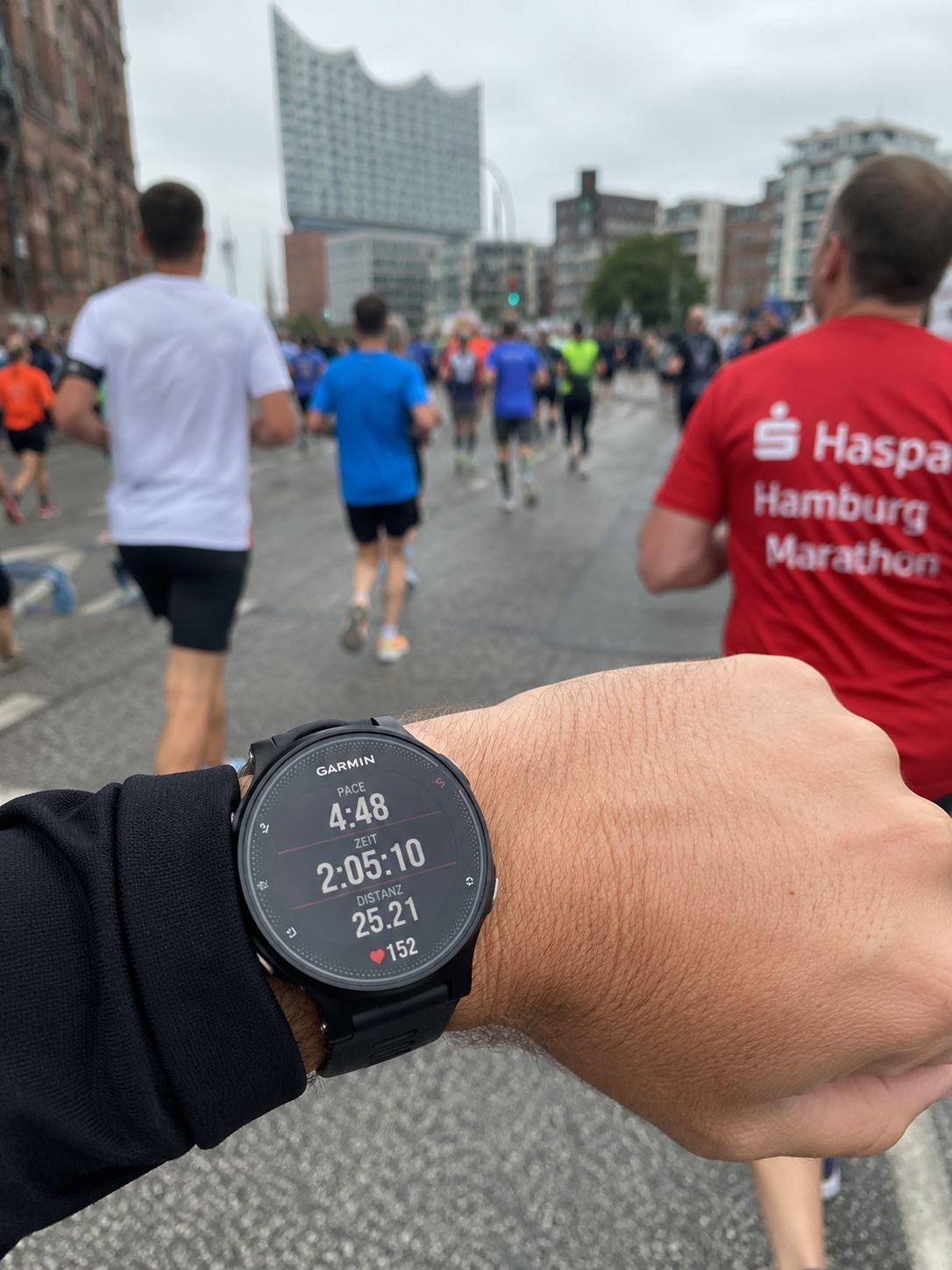 Pace Rechner – GPS-Laufuhr am Arm auf dem Haspa Marathon Hamburg.
